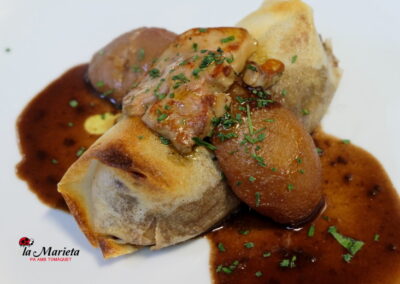 Crujiente de pato con peras y foie